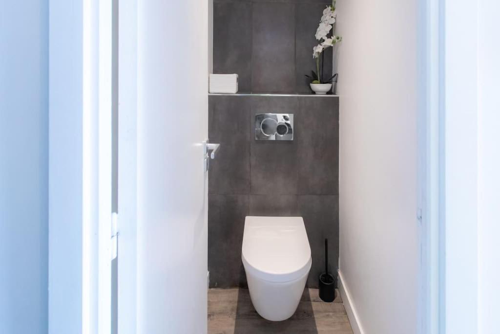 #40 Bright Sea View Suite For 6 2Mins Walk Port & Sea Вилафранк-сюр-Мер Екстериор снимка